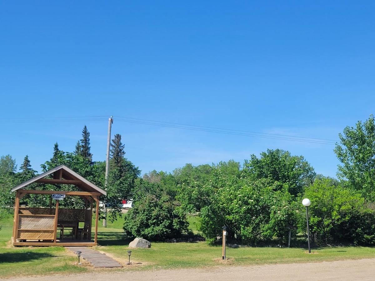 Quest Motel Whitewood Exterior photo