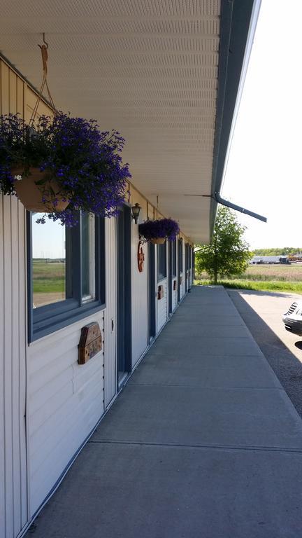 Quest Motel Whitewood Exterior photo